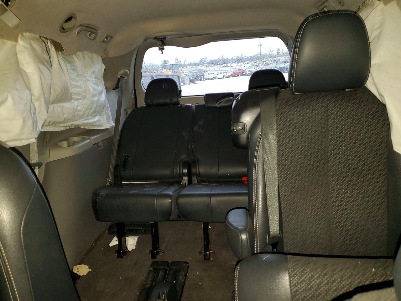 2014 TOYOTA SIENNA SE 8-PASSENGER photo 19