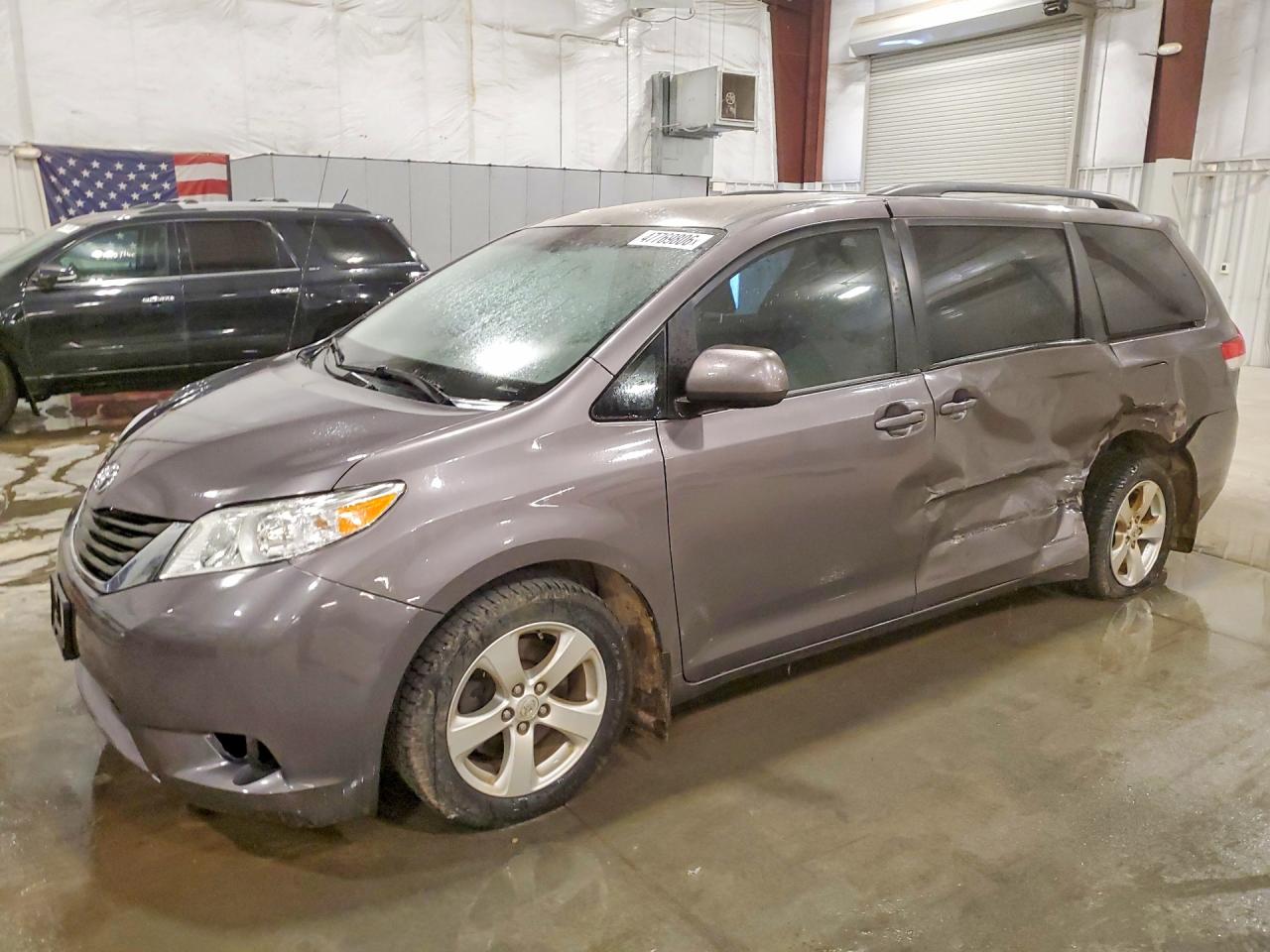 2013 TOYOTA SIENNA