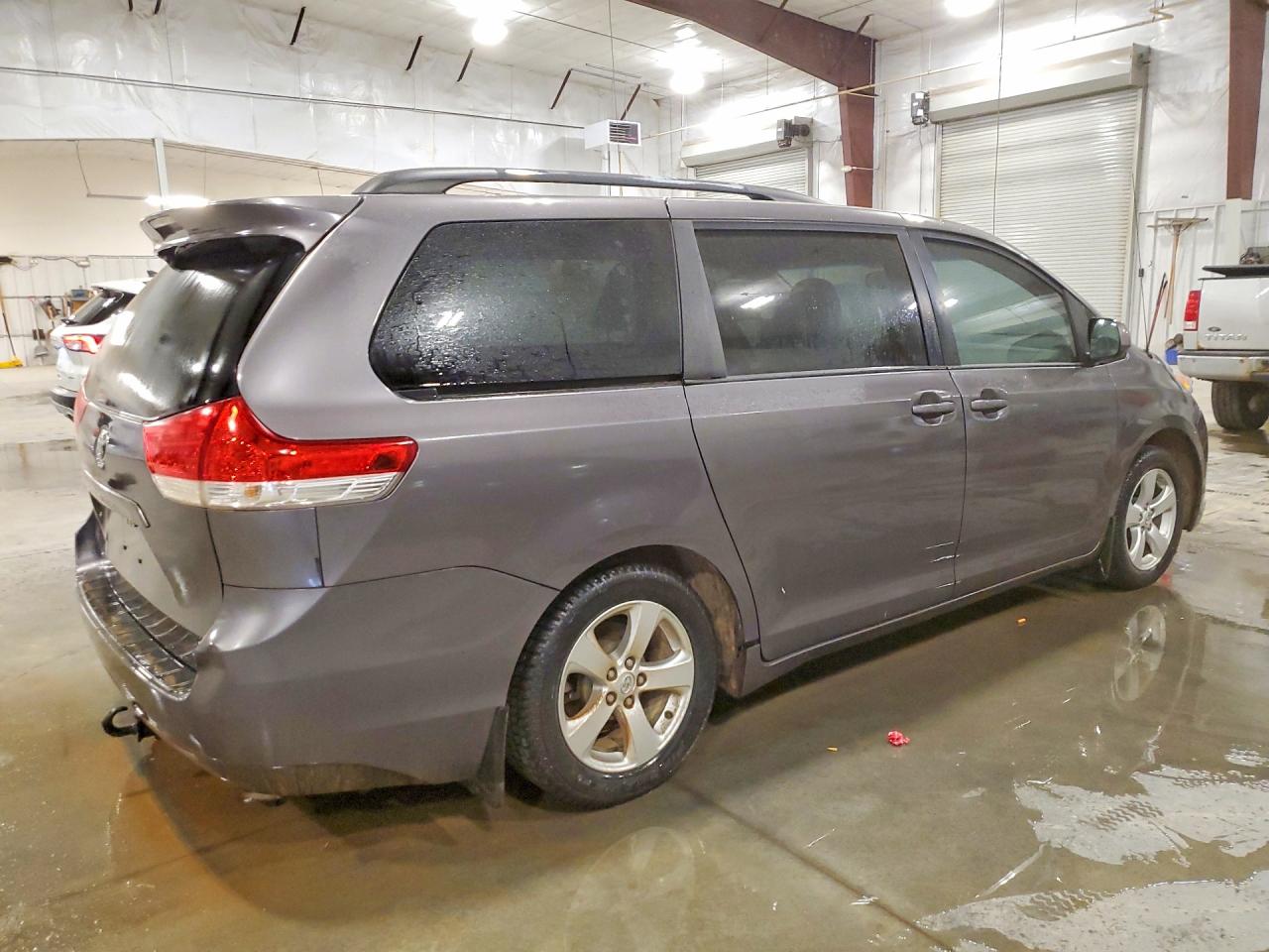 2013 TOYOTA SIENNA LE 8-PASSENGER photo 3