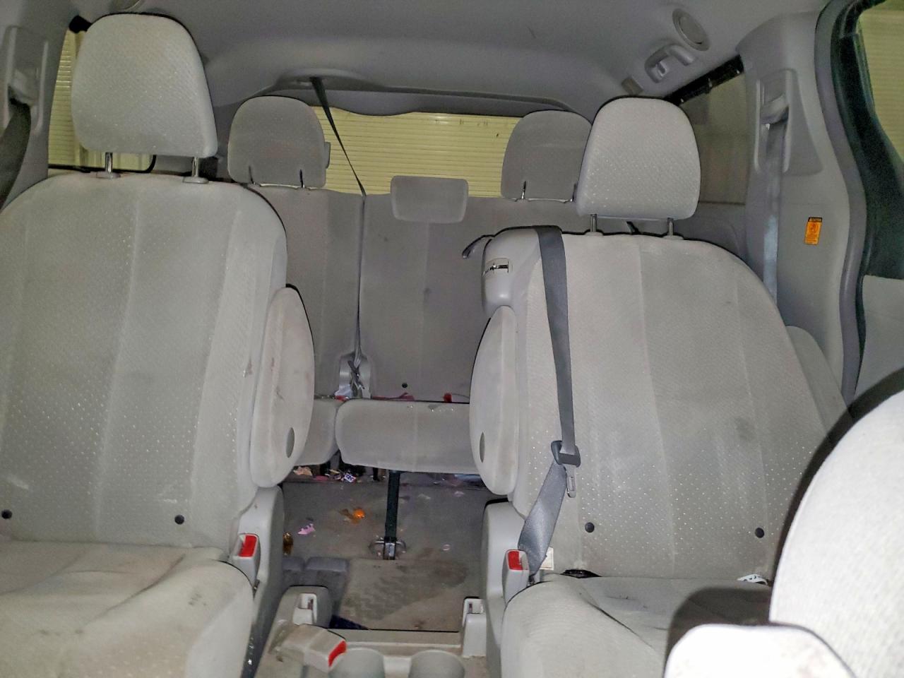 2013 TOYOTA SIENNA LE 8-PASSENGER photo 10