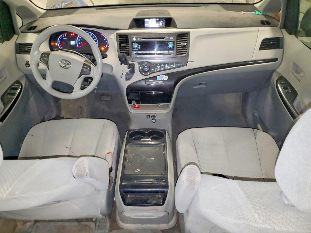 2013 TOYOTA SIENNA LE 8-PASSENGER photo 8