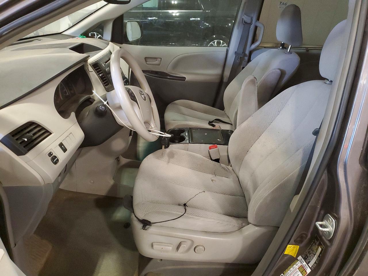 2013 TOYOTA SIENNA LE 8-PASSENGER photo 7