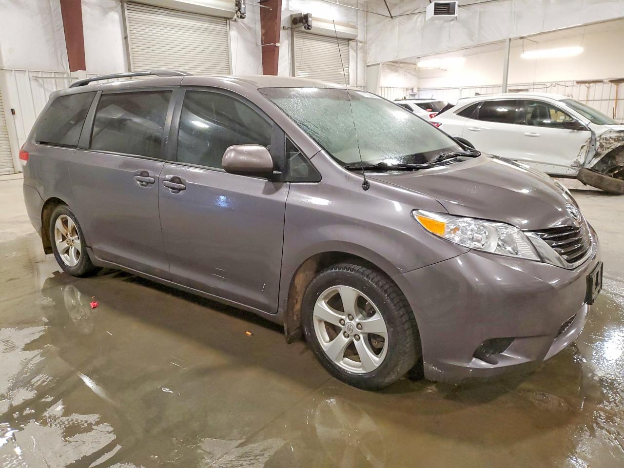 2013 TOYOTA SIENNA LE 8-PASSENGER photo 4
