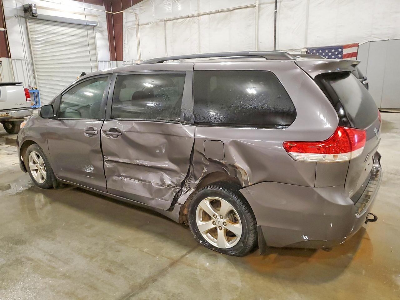 2013 TOYOTA SIENNA LE 8-PASSENGER photo 2
