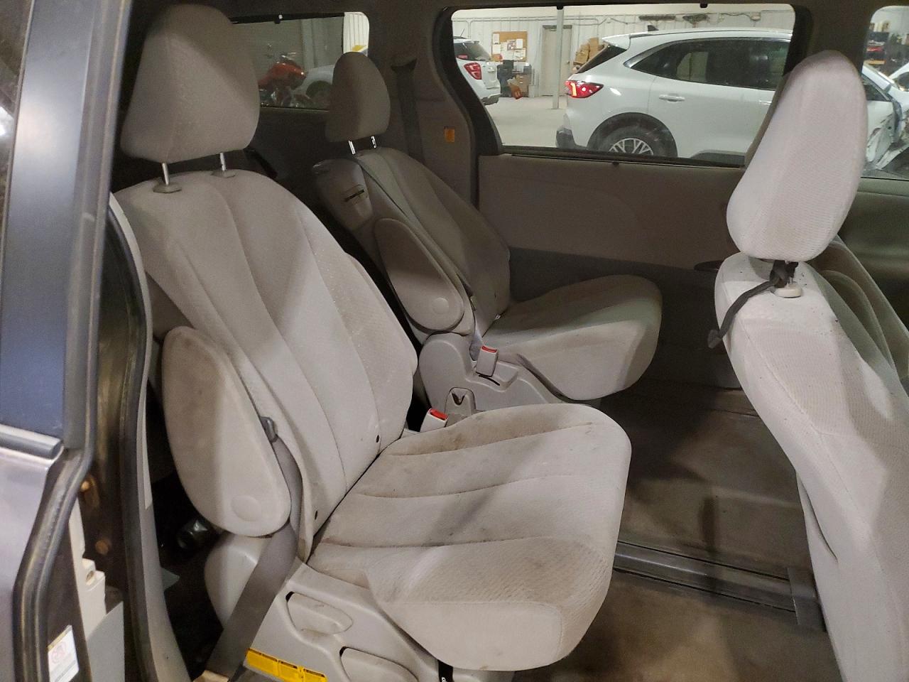 2013 TOYOTA SIENNA LE 8-PASSENGER photo 11