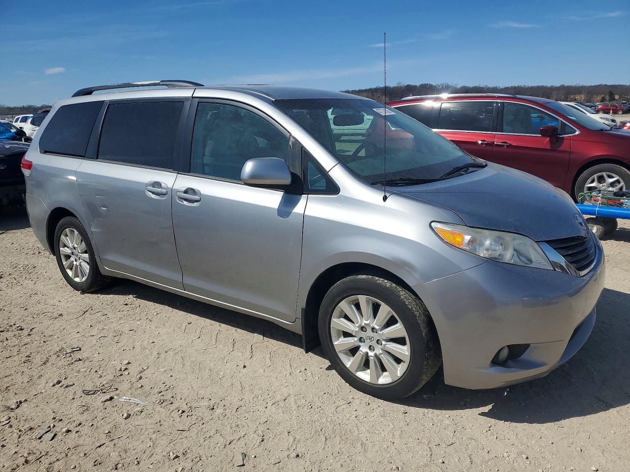 2013 TOYOTA SIENNA LE 7-PASSENGER photo 7