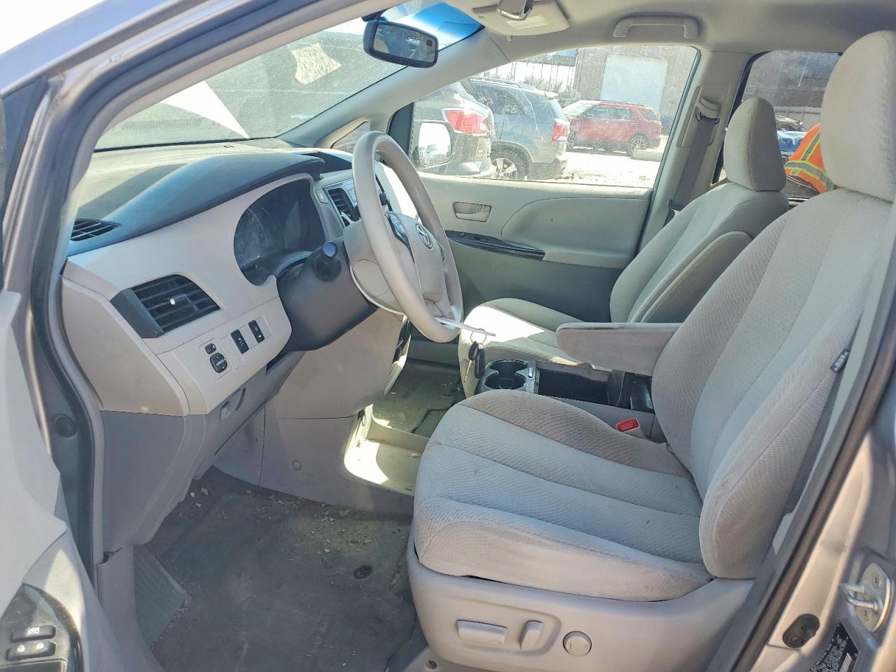 2013 TOYOTA SIENNA LE 7-PASSENGER photo 13
