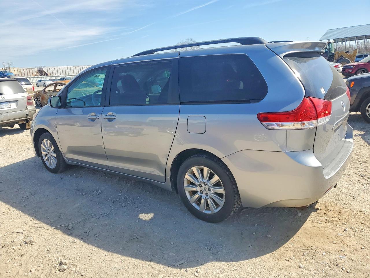 2013 TOYOTA SIENNA LE 7-PASSENGER photo 3