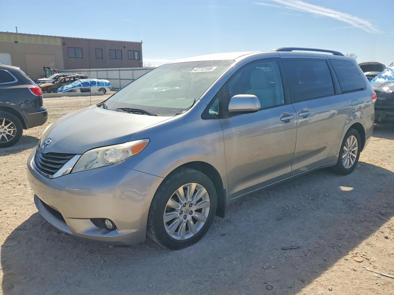 2013 TOYOTA SIENNA