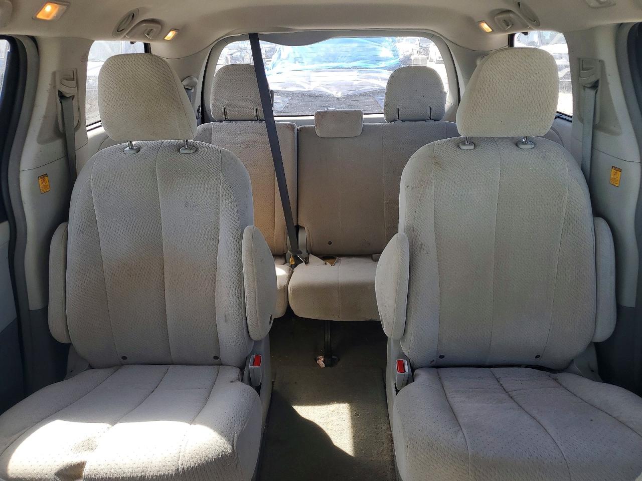 2013 TOYOTA SIENNA LE 7-PASSENGER photo 19