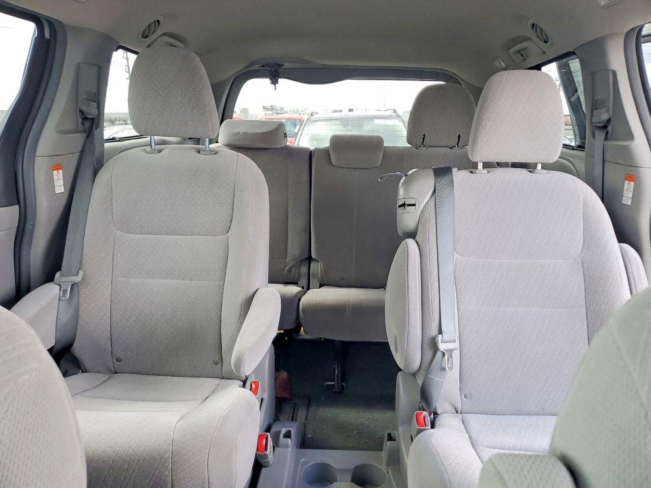 2017 TOYOTA SIENNA LE 8-PASSENGER photo 10