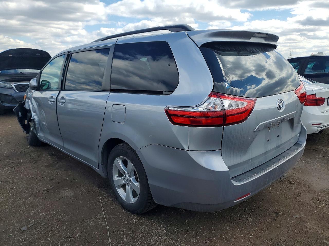 2017 TOYOTA SIENNA LE 8-PASSENGER photo 2