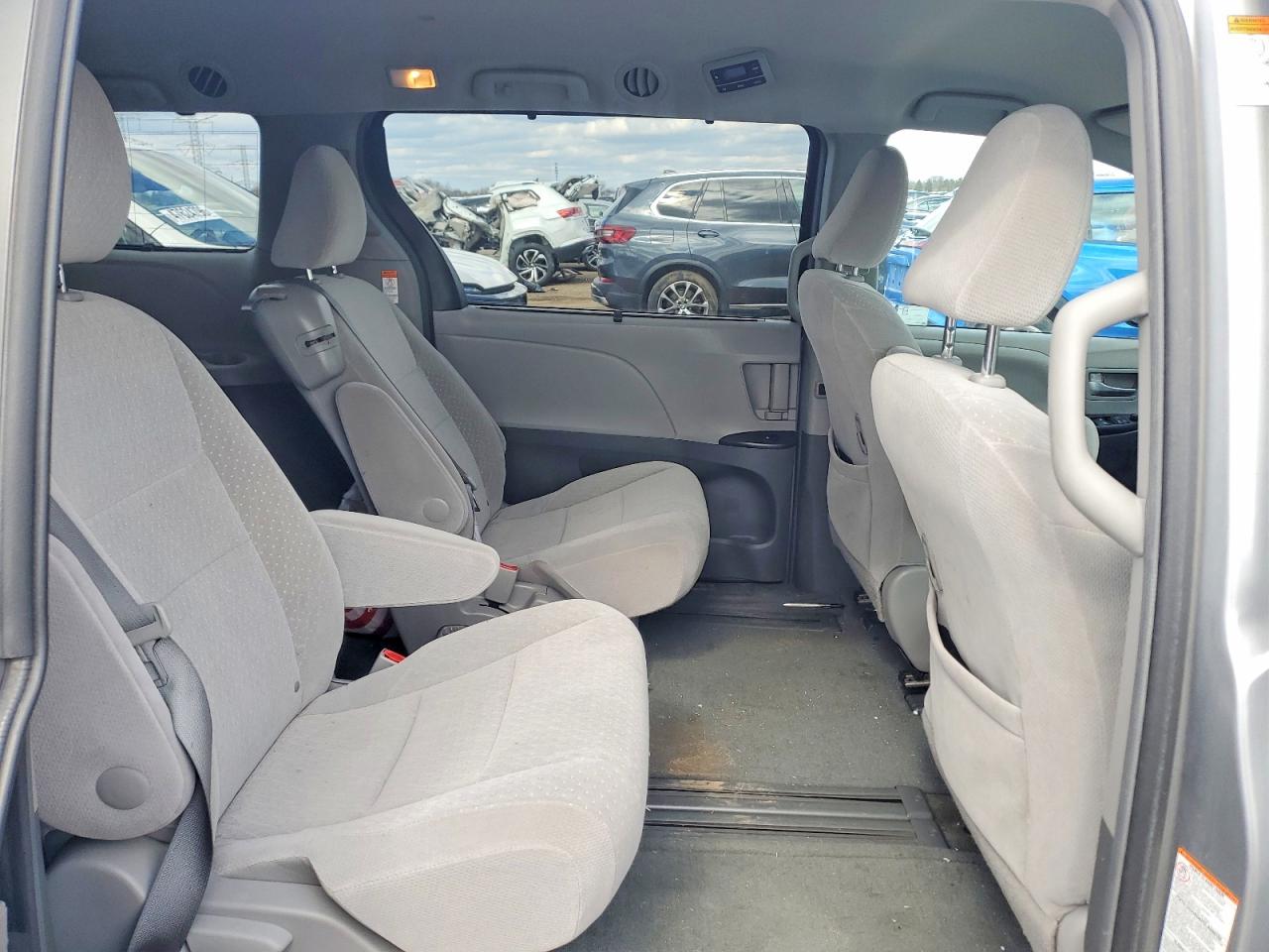 2017 TOYOTA SIENNA LE 8-PASSENGER photo 11