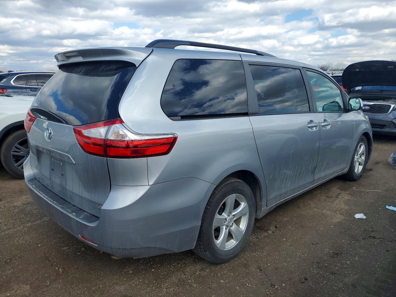2017 TOYOTA SIENNA LE 8-PASSENGER photo 3