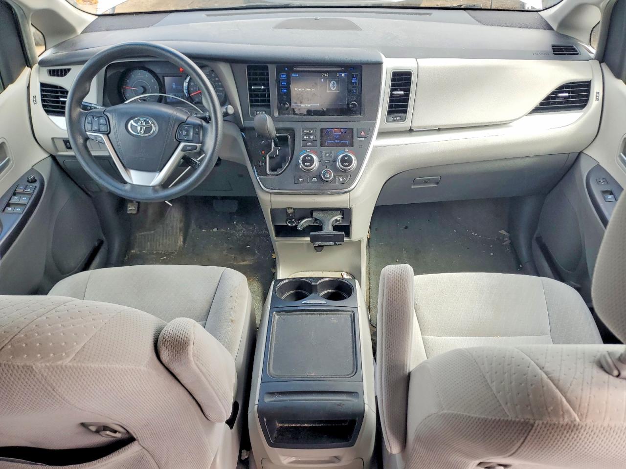 2017 TOYOTA SIENNA LE 8-PASSENGER photo 8