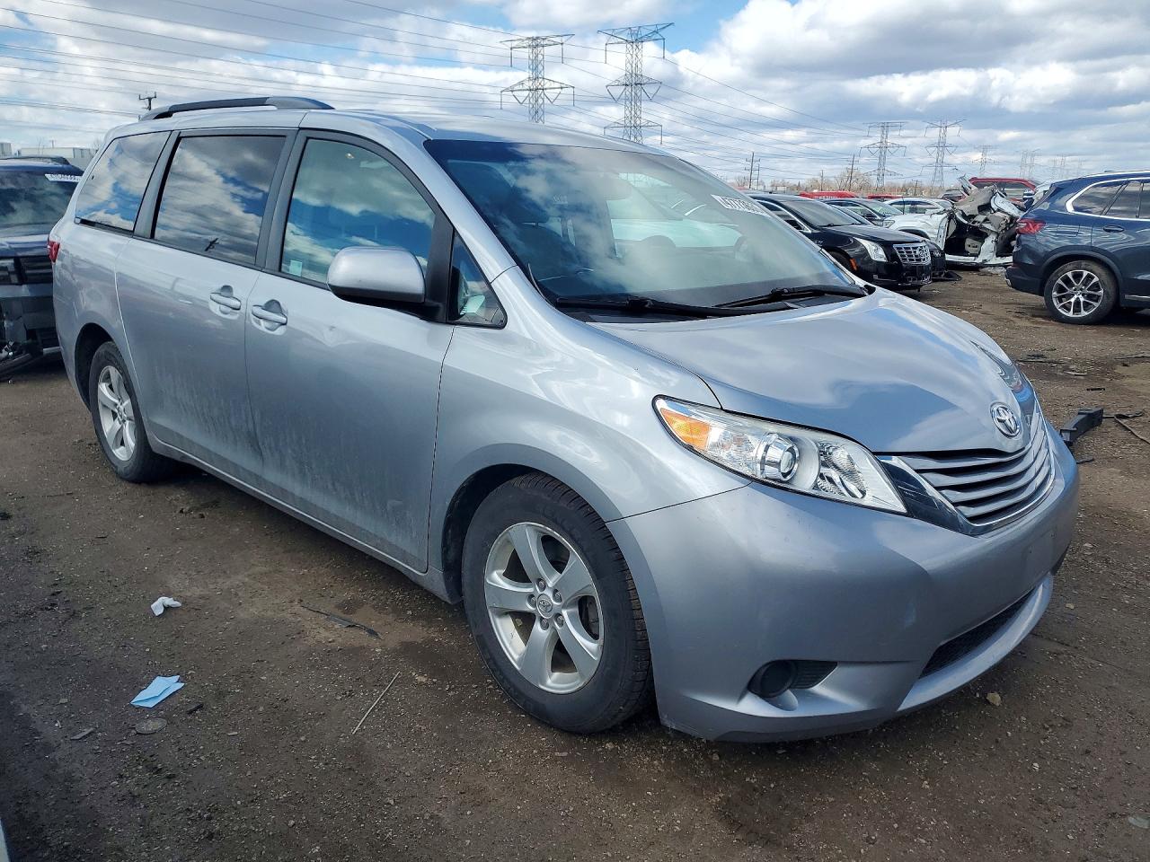 2017 TOYOTA SIENNA LE 8-PASSENGER photo 4