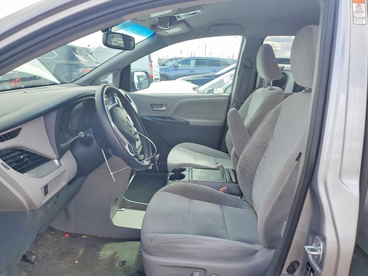 2017 TOYOTA SIENNA LE 8-PASSENGER photo 7