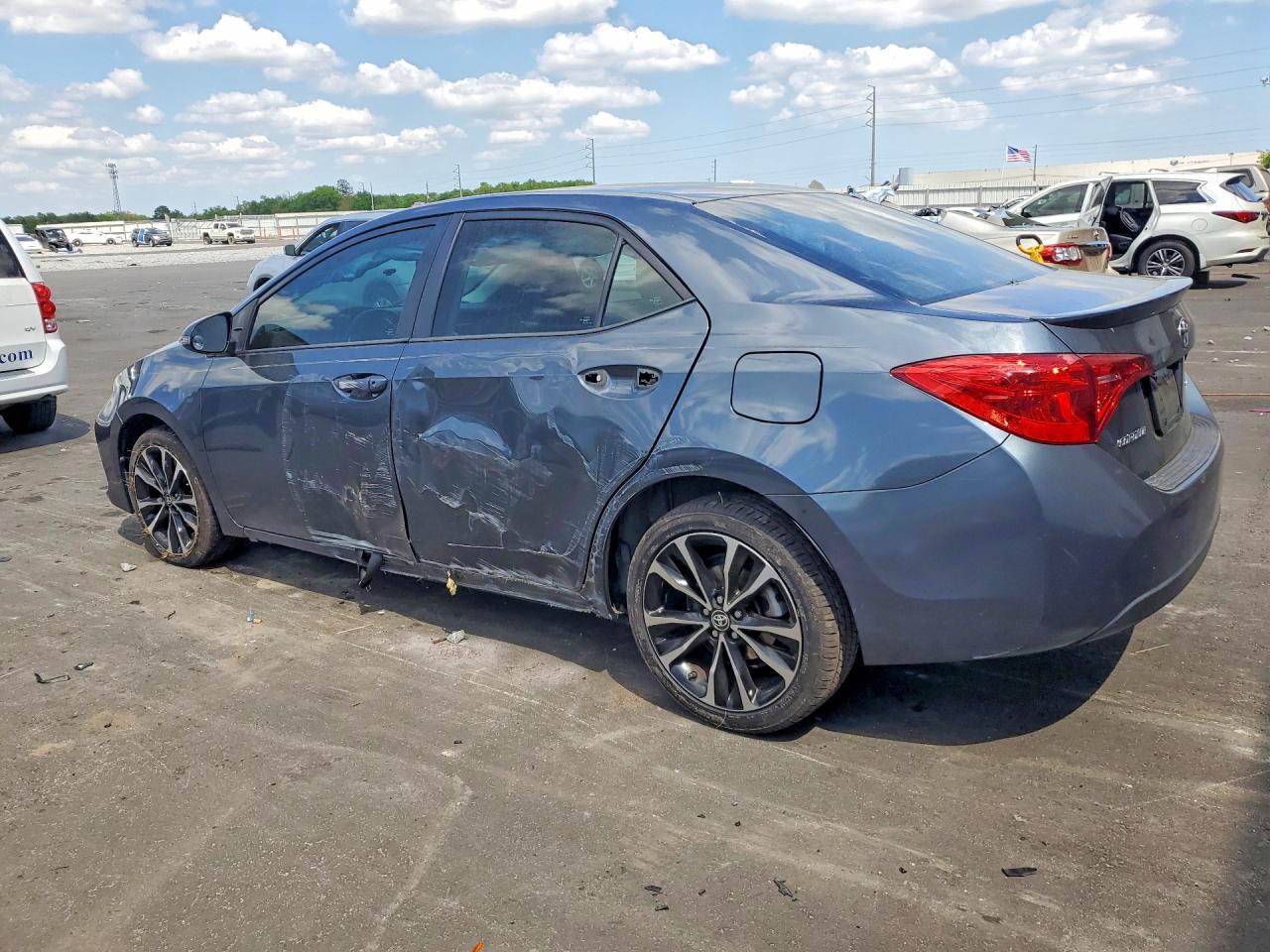 2018 TOYOTA COROLLA LE photo 3