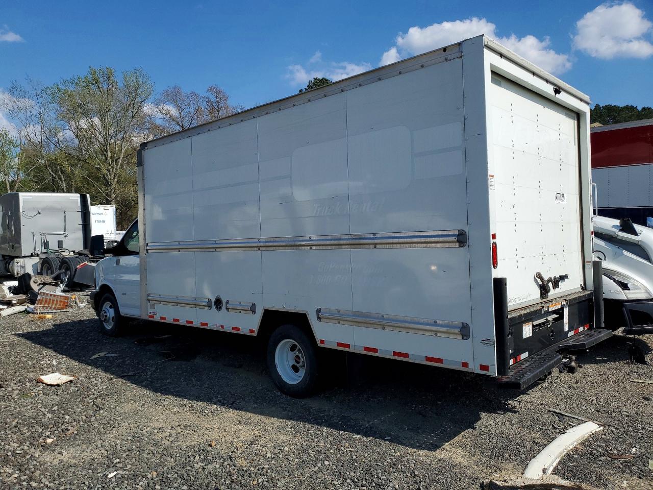 2022 GMC SAVANA BOX TRUCK photo 2