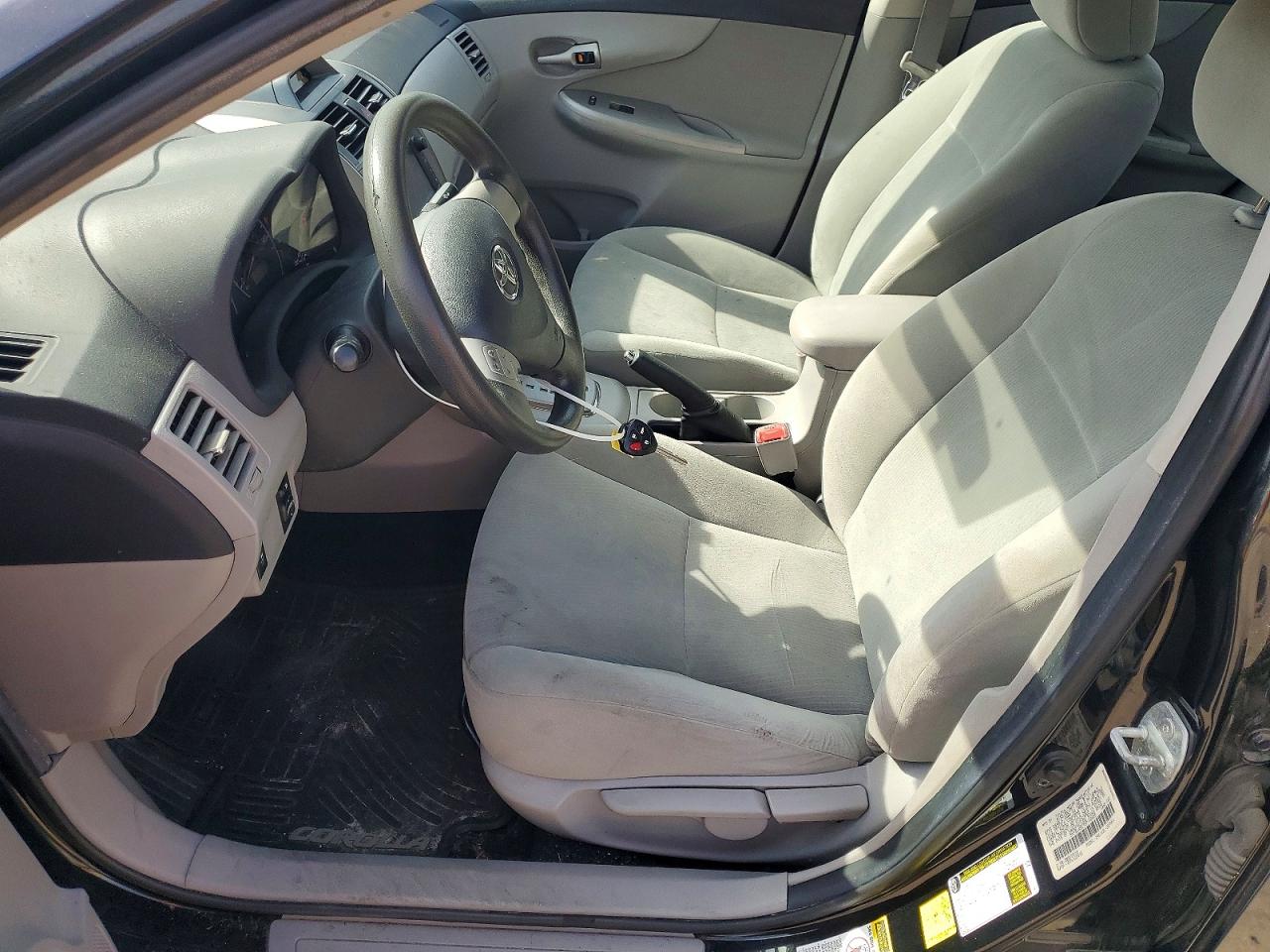 2013 TOYOTA COROLLA LE photo 7
