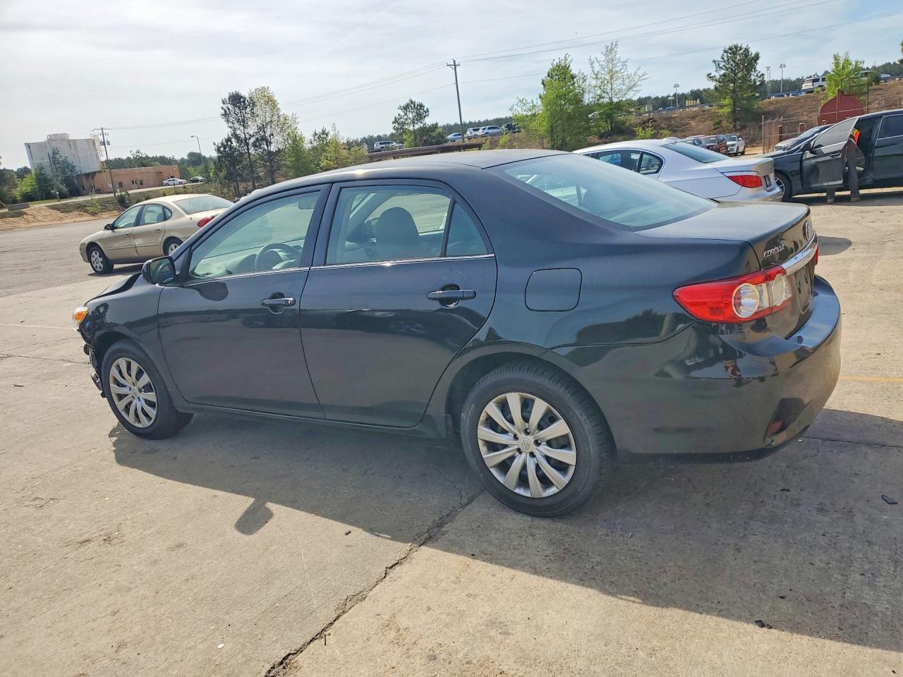 2013 TOYOTA COROLLA LE photo 2