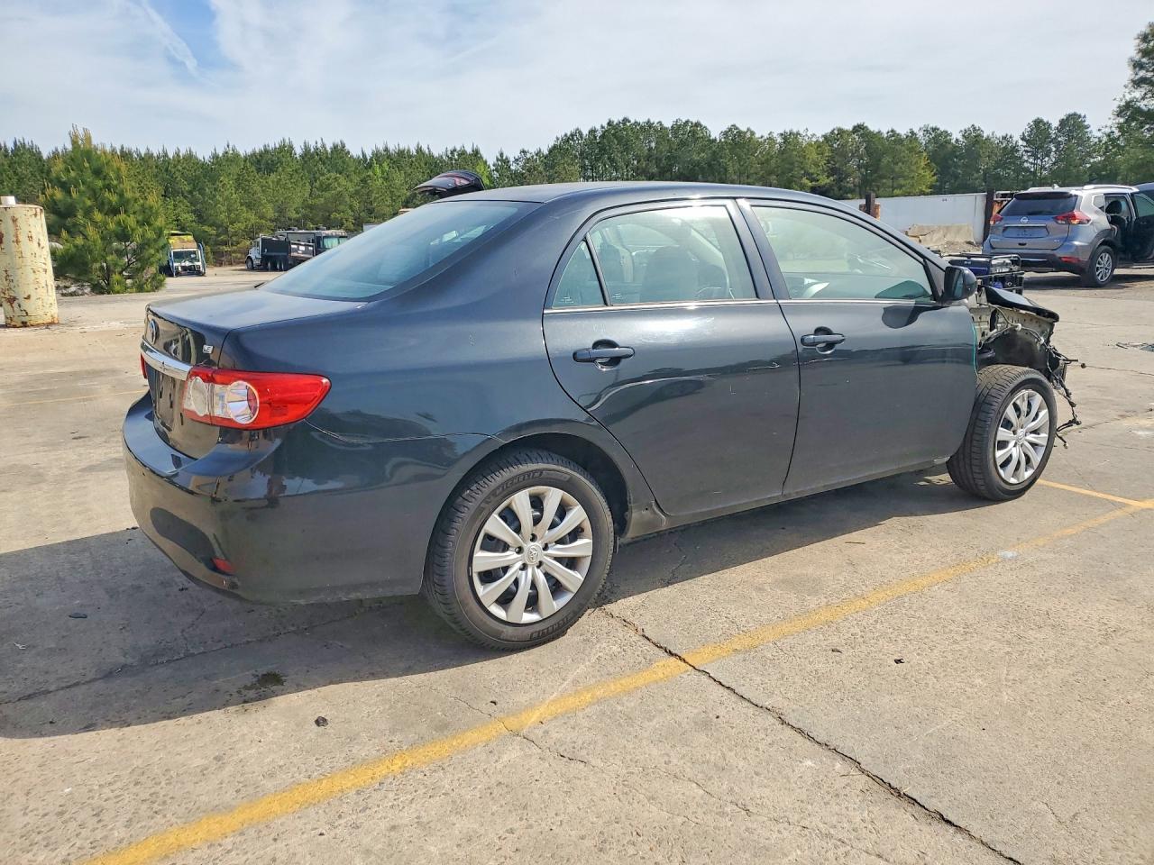 2013 TOYOTA COROLLA LE photo 3