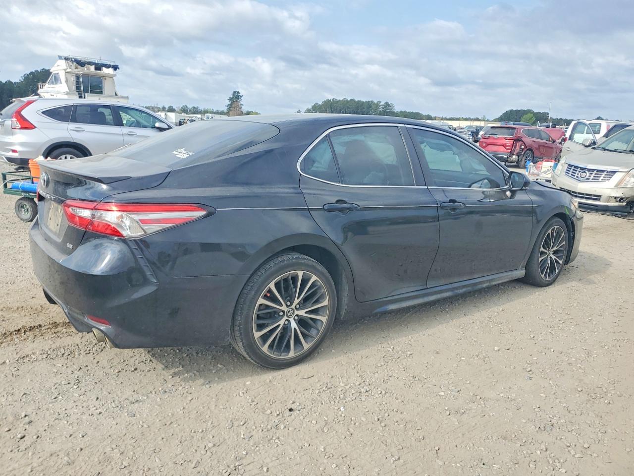 2018 TOYOTA CAMRY SE photo 5