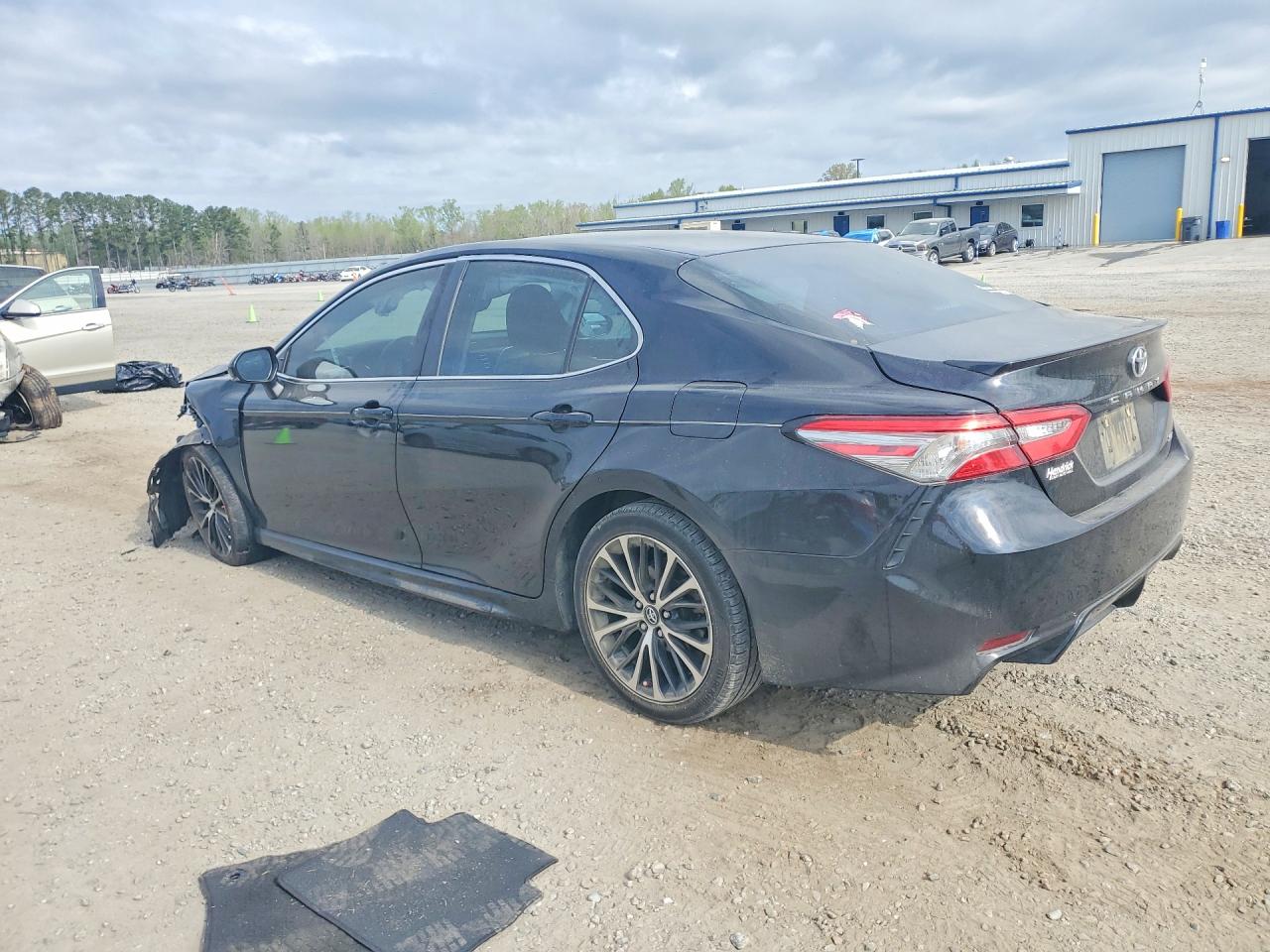2018 TOYOTA CAMRY SE photo 3