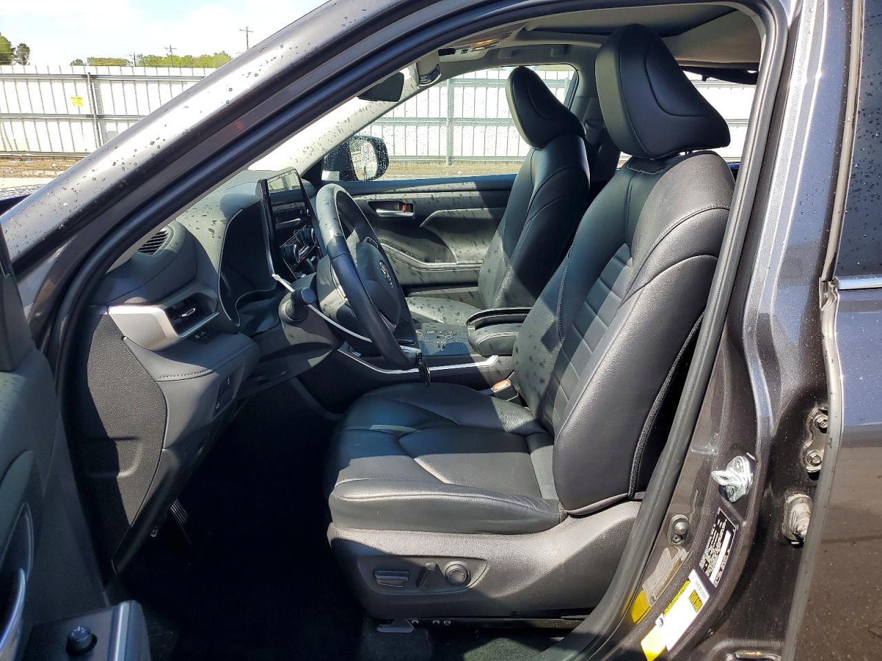 2023 TOYOTA HIGHLANDER XLE photo 19