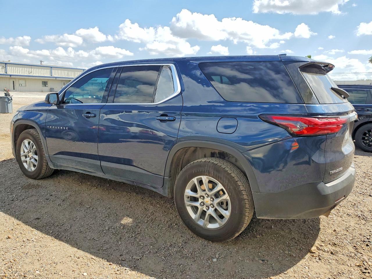 2023 CHEVROLET TRAVERSE LS photo 3