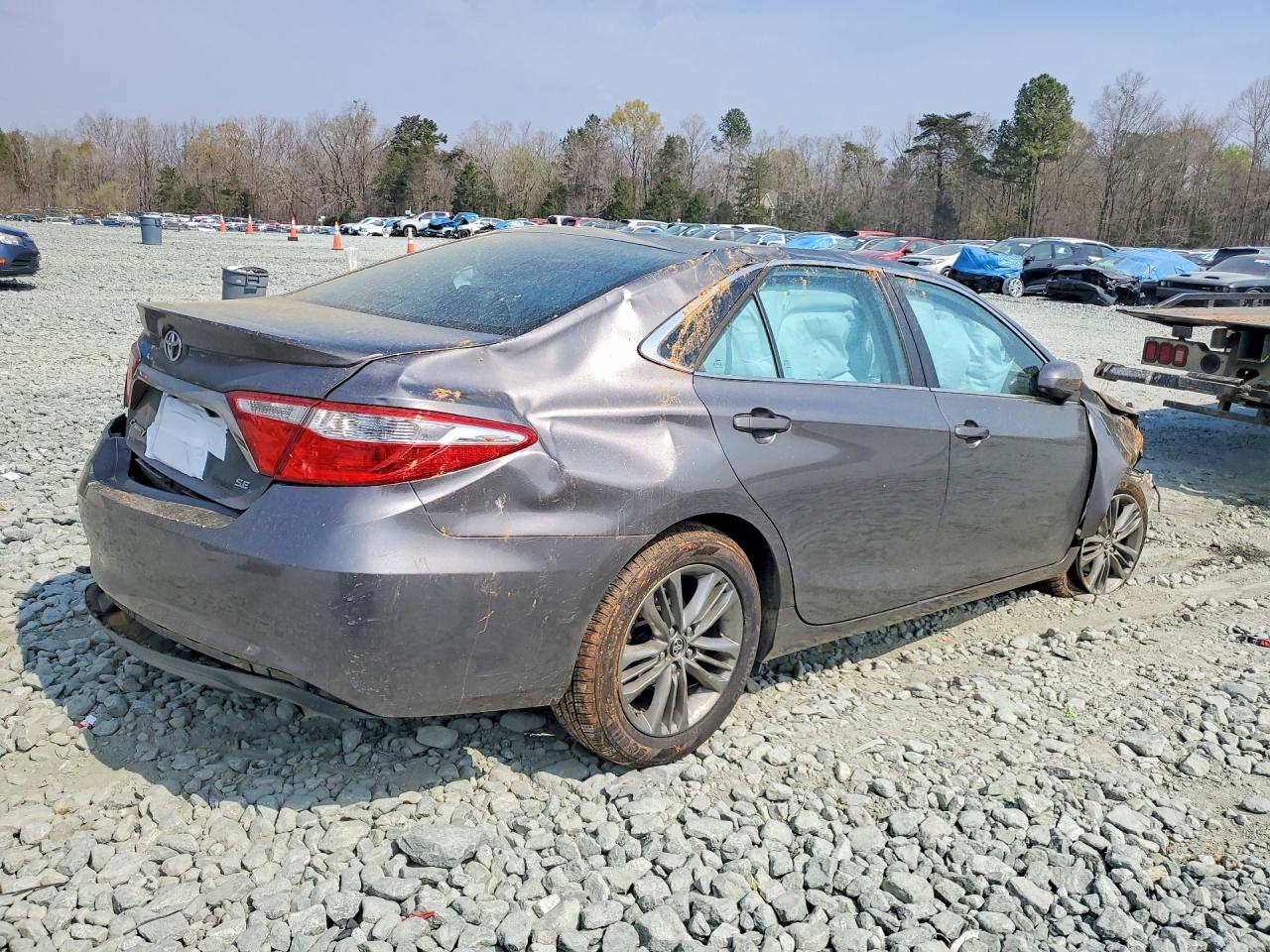 2016 TOYOTA CAMRY SE photo 3