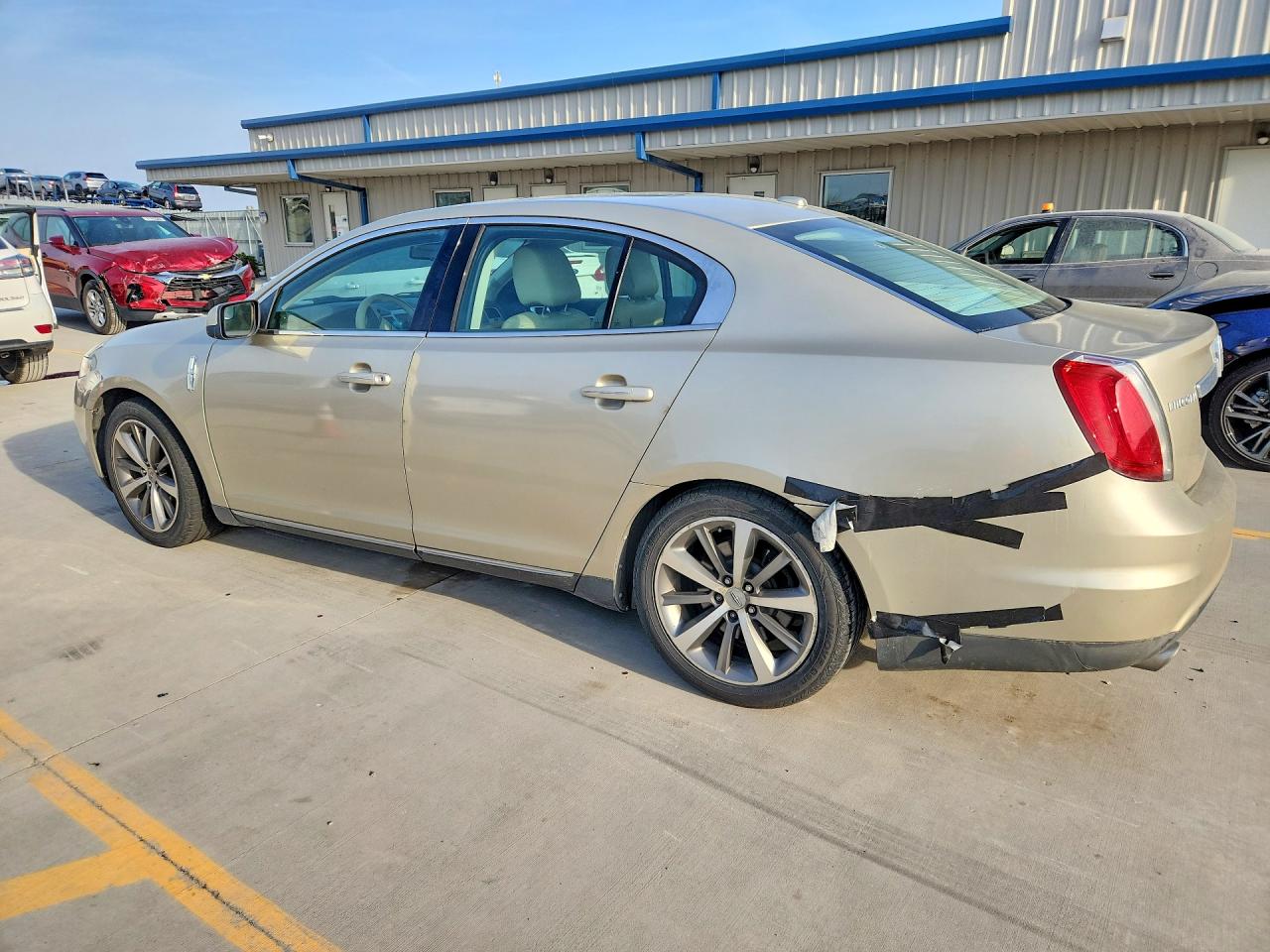 2010 LINCOLN MKS photo 3