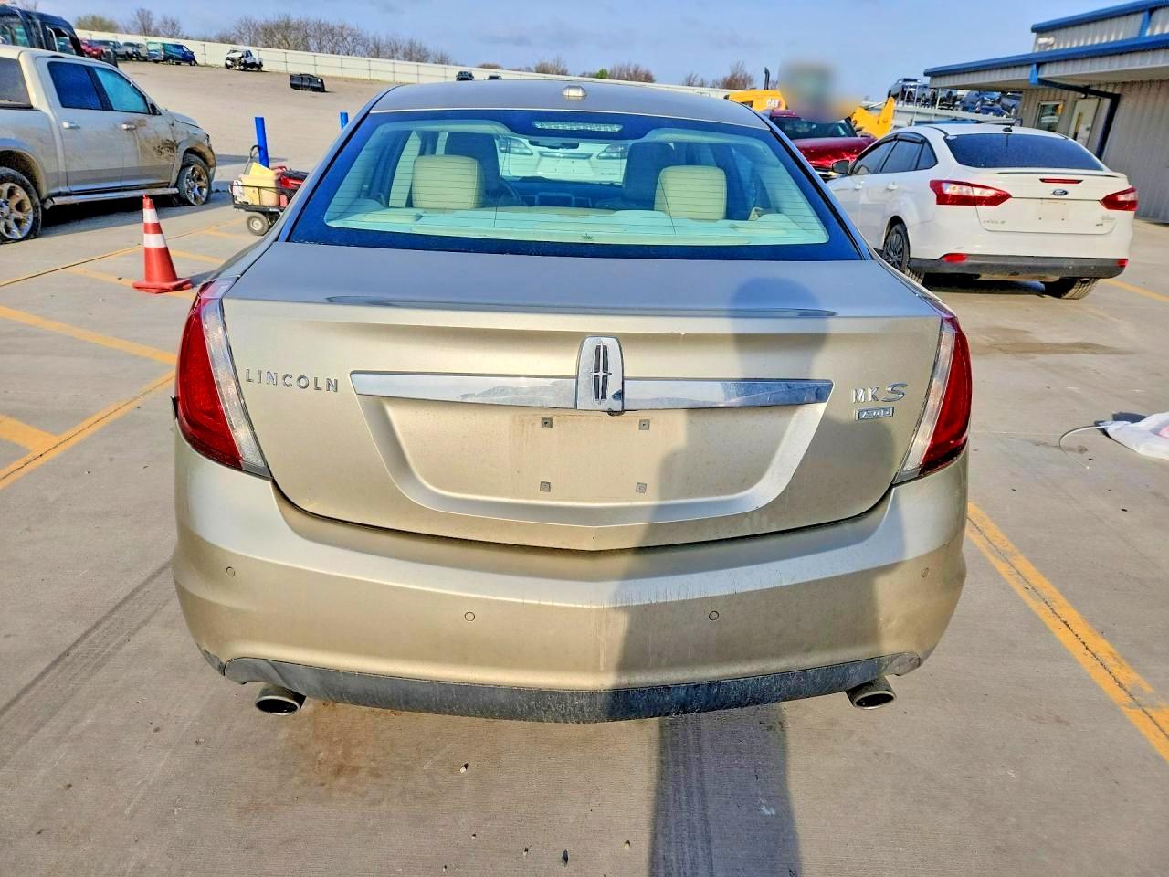 2010 LINCOLN MKS photo 11