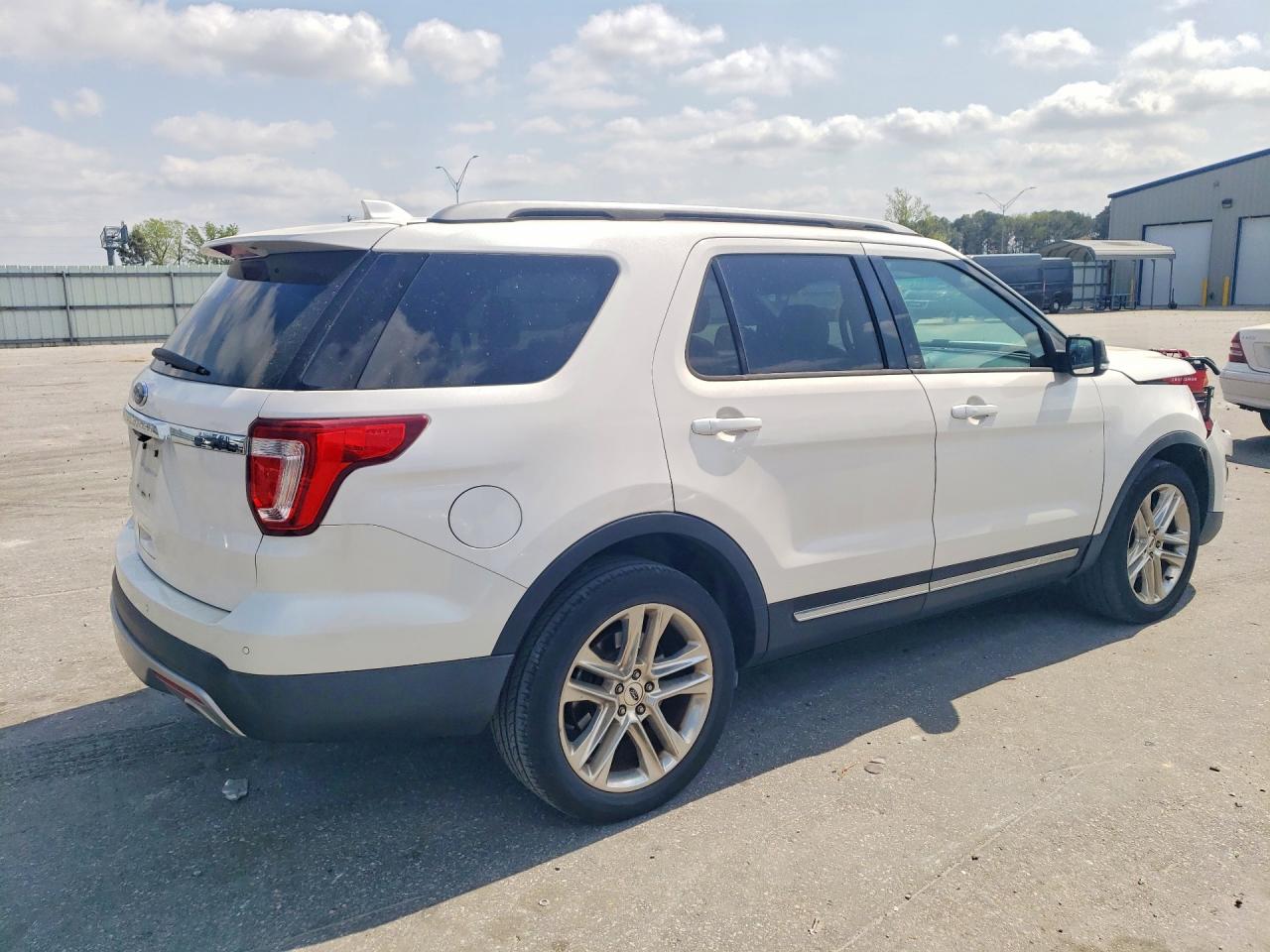 2017 FORD EXPLORER XLT photo 7