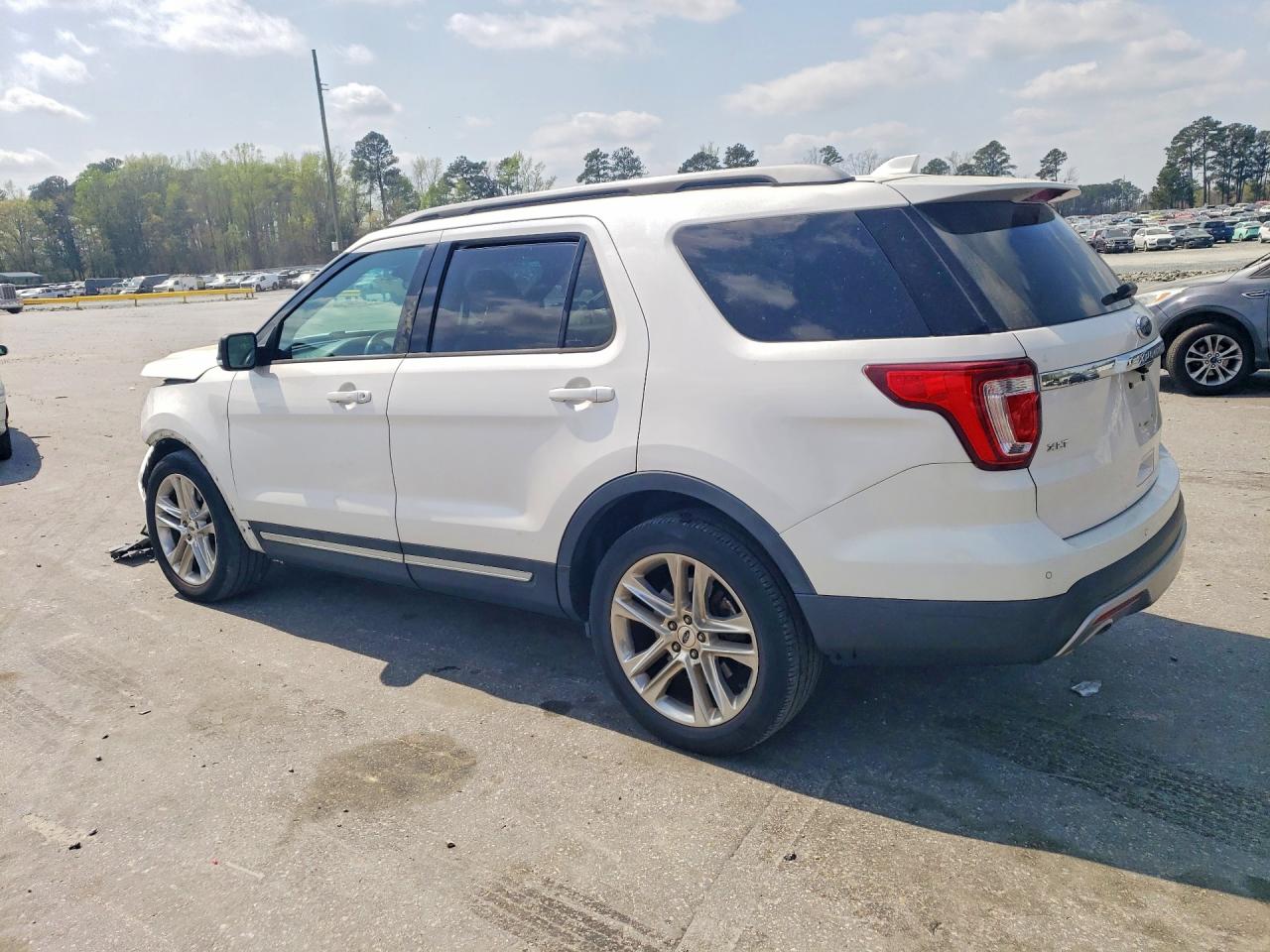 2017 FORD EXPLORER XLT photo 4