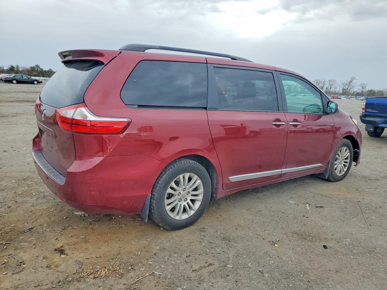2015 TOYOTA SIENNA XLE 8-PASSENGER photo 5