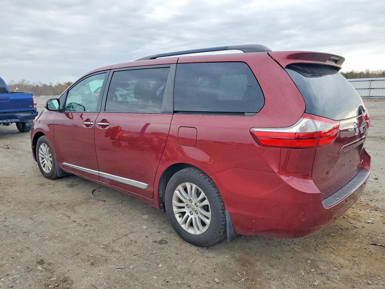 2015 TOYOTA SIENNA XLE 8-PASSENGER photo 3