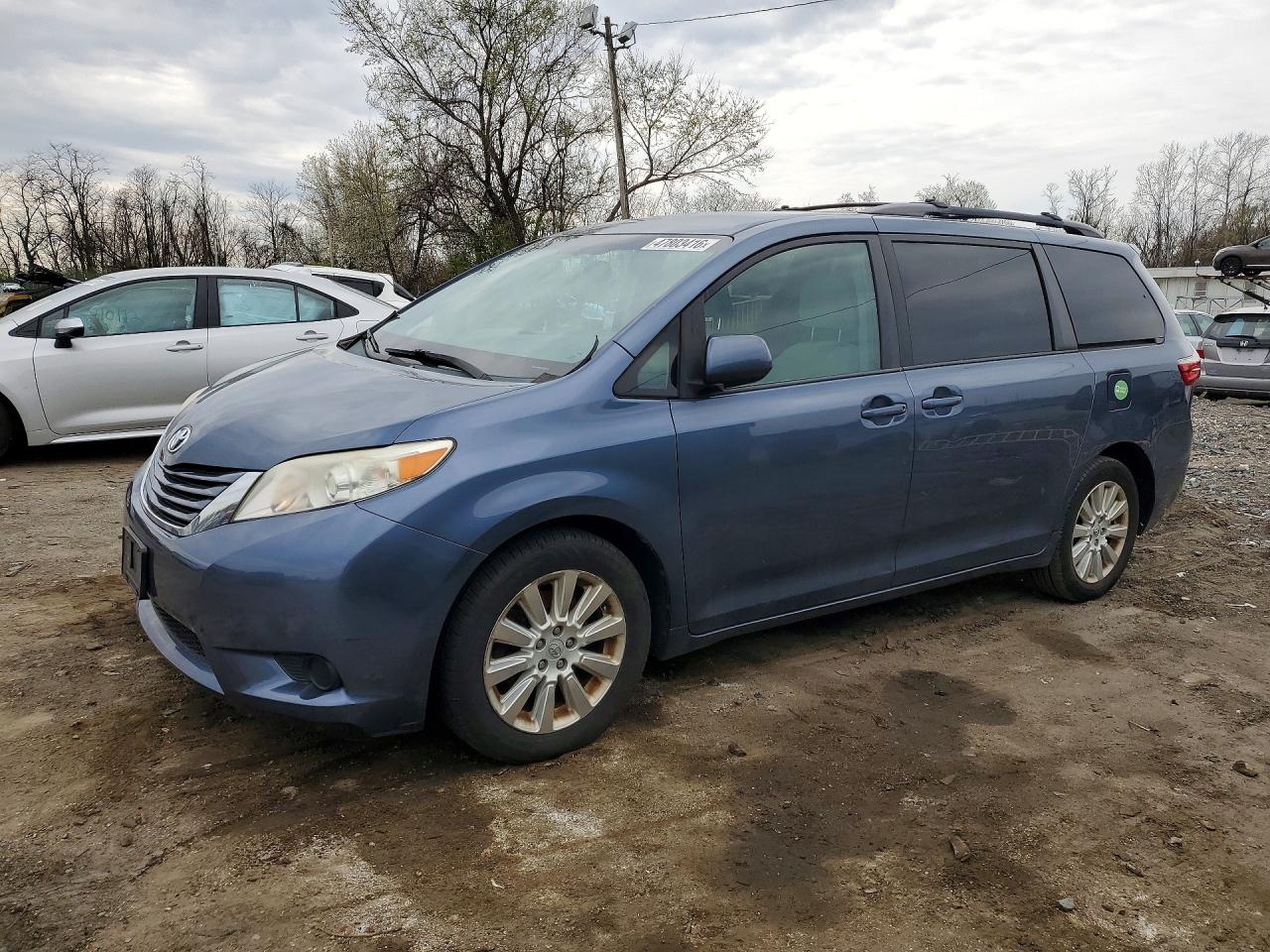 2015 TOYOTA SIENNA