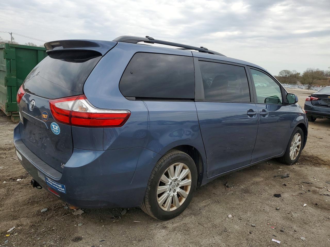 2015 TOYOTA SIENNA LE 7-PASSENGER photo 5