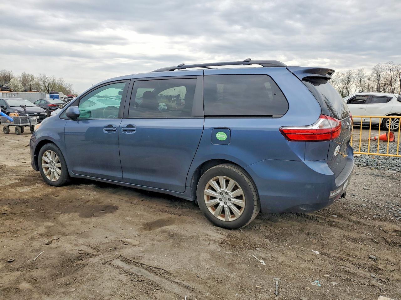 2015 TOYOTA SIENNA LE 7-PASSENGER photo 3