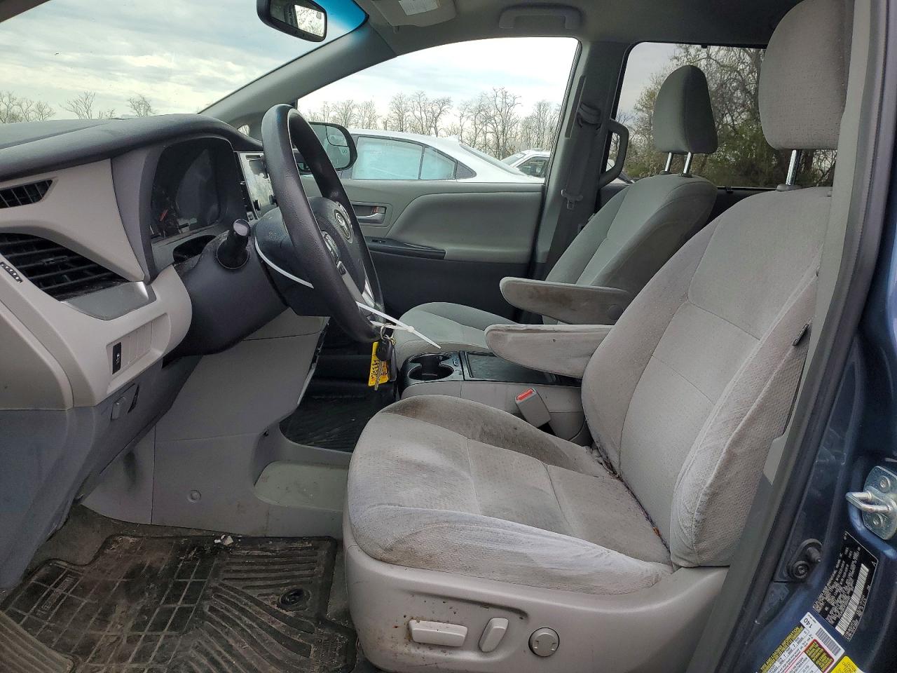 2015 TOYOTA SIENNA LE 7-PASSENGER photo 13