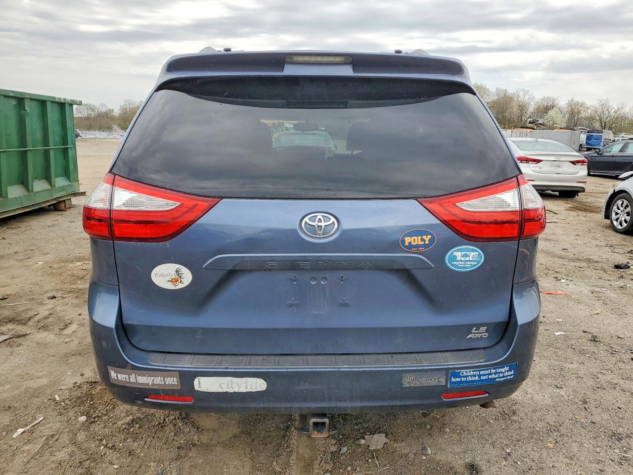 2015 TOYOTA SIENNA LE 7-PASSENGER photo 11