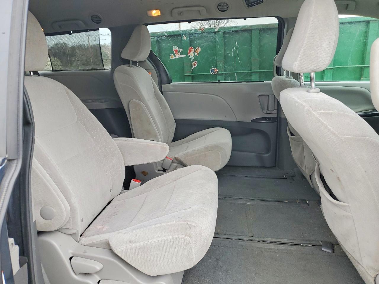2015 TOYOTA SIENNA LE 7-PASSENGER photo 19