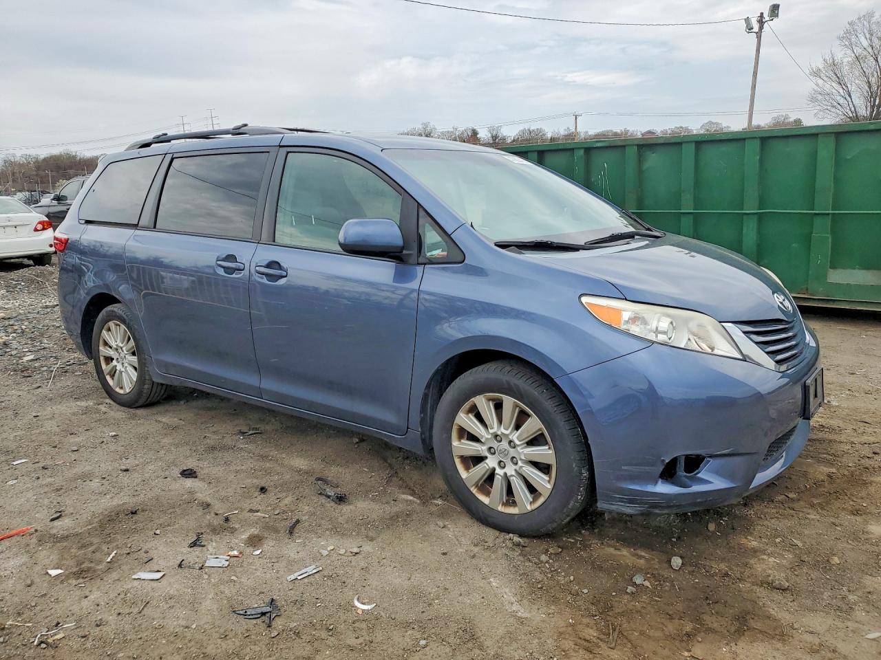 2015 TOYOTA SIENNA LE 7-PASSENGER photo 7