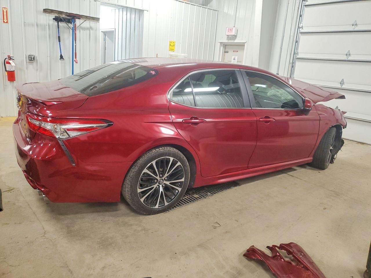 2018 TOYOTA CAMRY SE photo 3