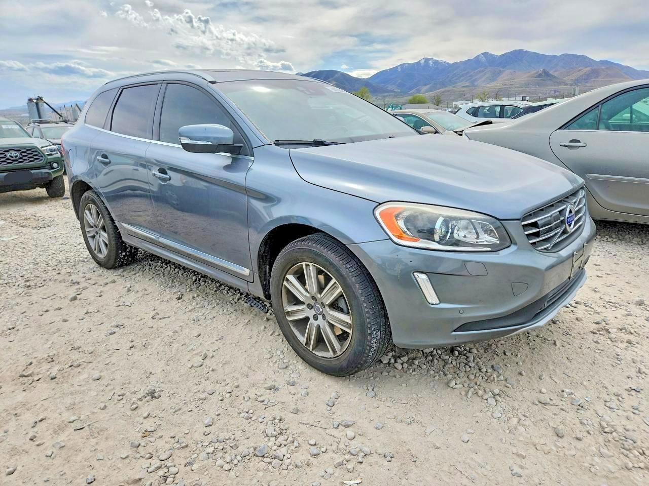 2016 VOLVO XC60 T6 PLATINUM photo 4