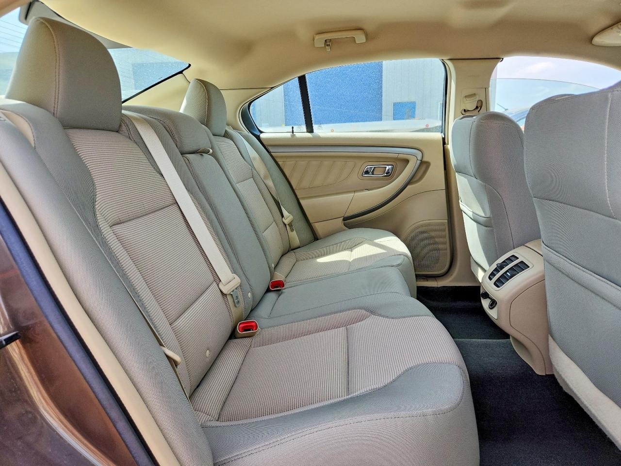 2015 FORD TAURUS SEL photo 28