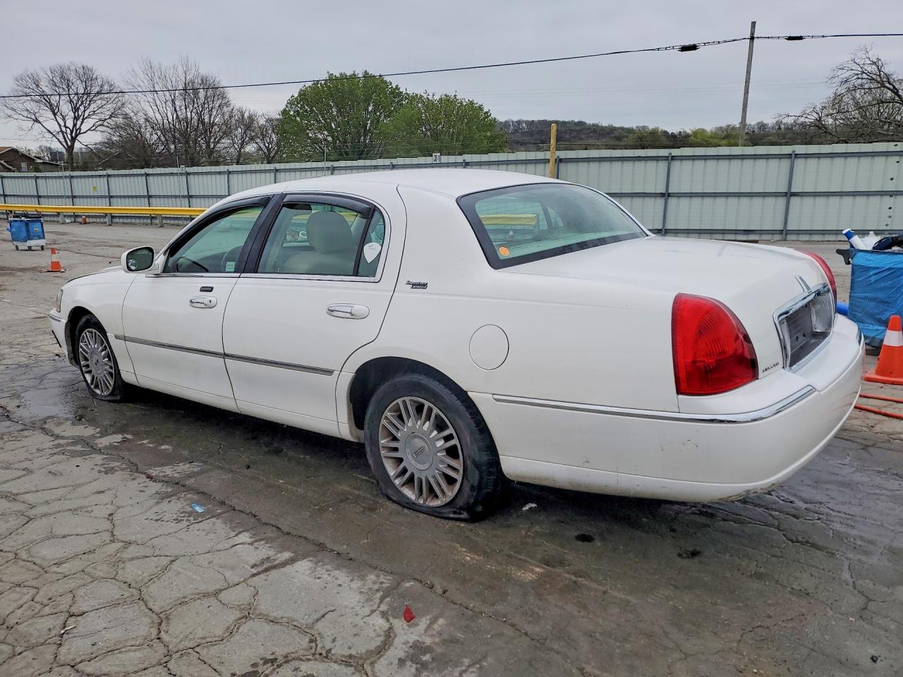 2006 LINCOLN TOWN CAR SIGNATURE LIMITED photo 3