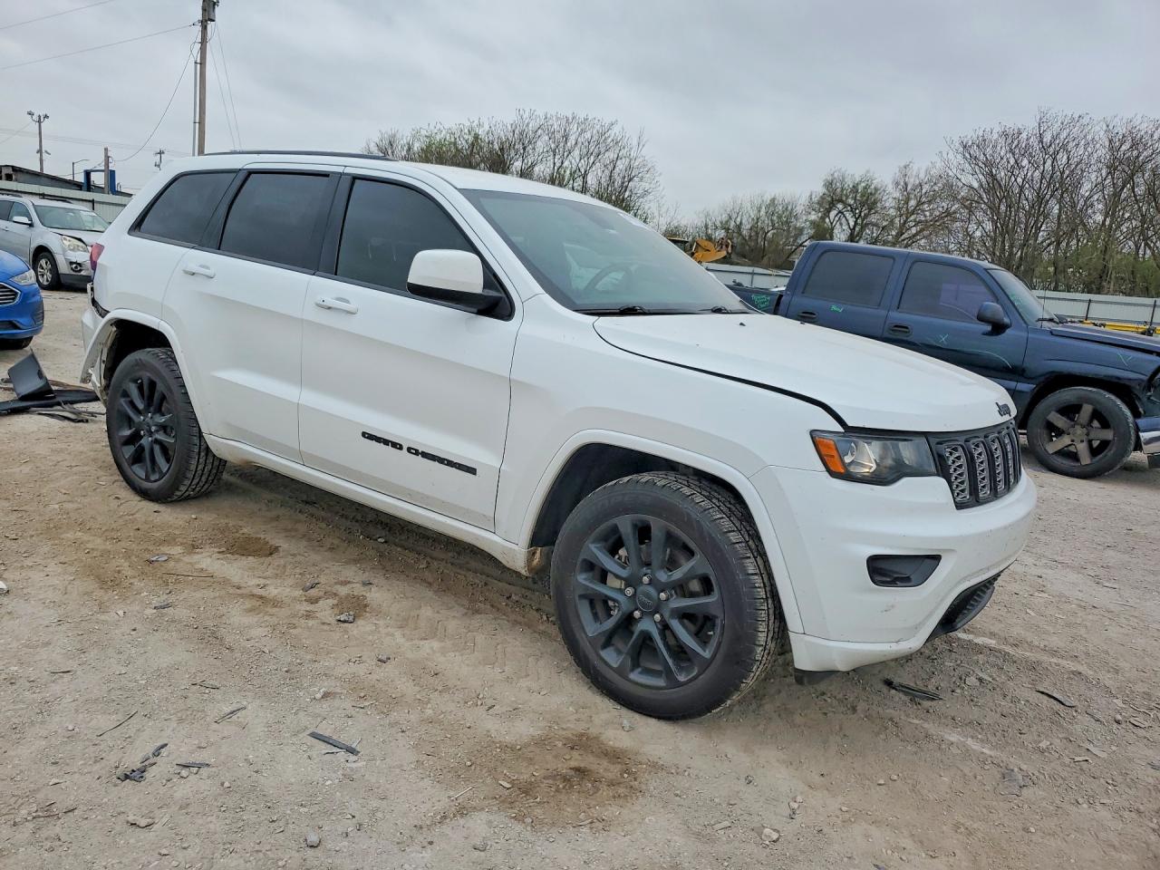 2020 JEEP GRAND CHEROKEE LAREDO photo 4