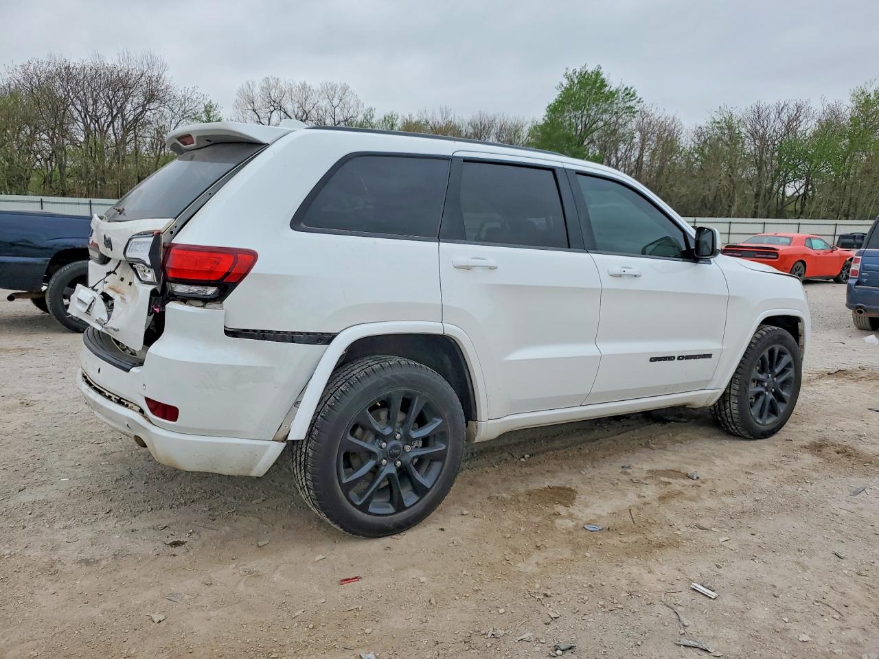 2020 JEEP GRAND CHEROKEE LAREDO photo 3